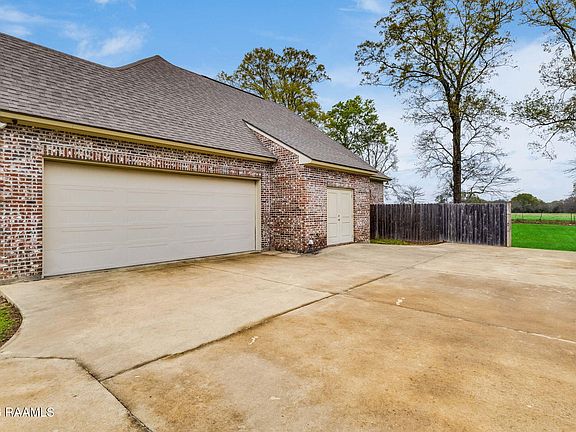 4th image of 555 Longwood Dr