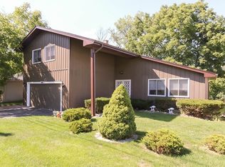 300 Indian Trl, Lake In The Hills, IL 60156