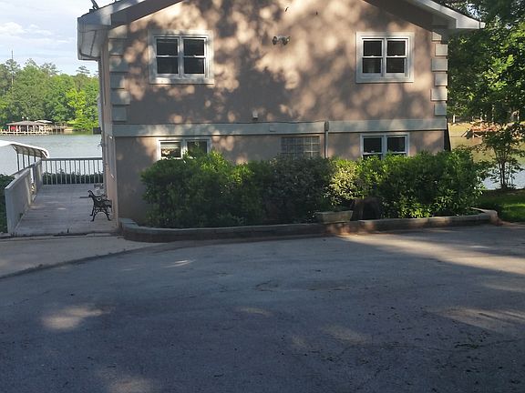 Asphalt driveway w/ parking