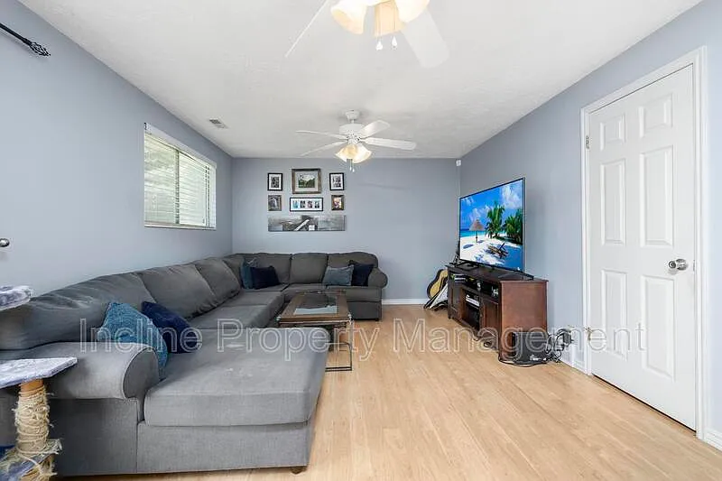 4 bed, 2.5 bath, 1900 sqft, $2,600 — Photo 3