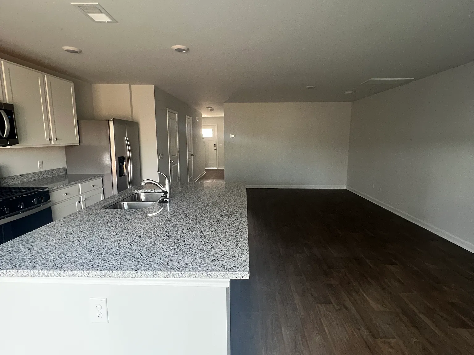 3 bed, 2.5 bath, 1473 sqft, $2,199 — Photo 4