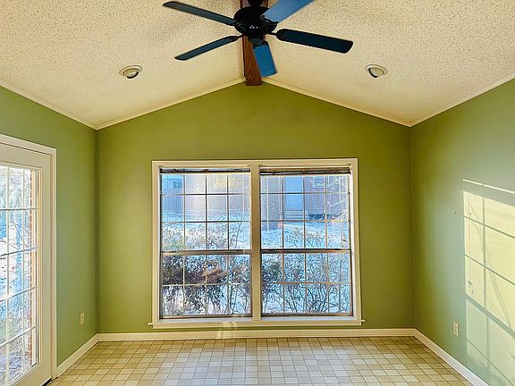 Dining area / breakfast nook