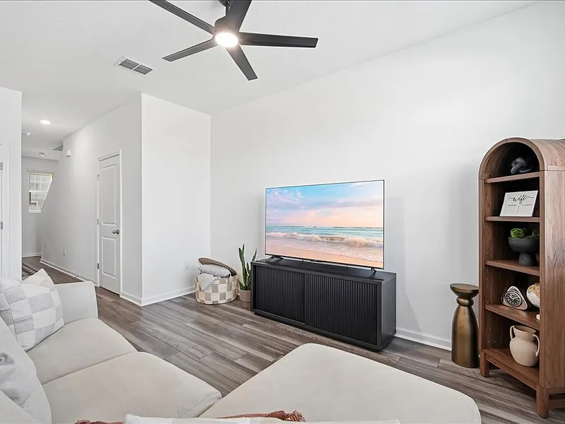 3 bed, 2.5 bath, 1471 sqft, $2,500 — Photo 4