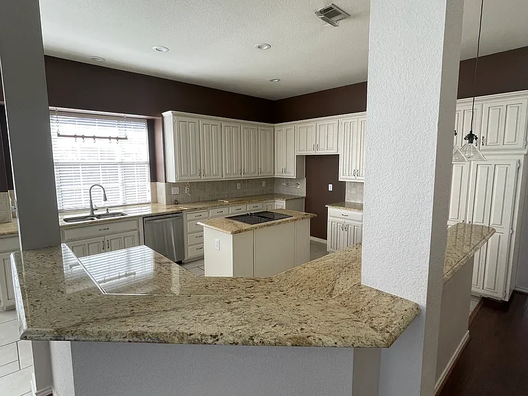 425 Waterside Dr — Photo 5
