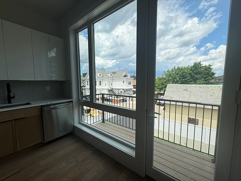 40 Lembeck Ave #307 — Photo 8