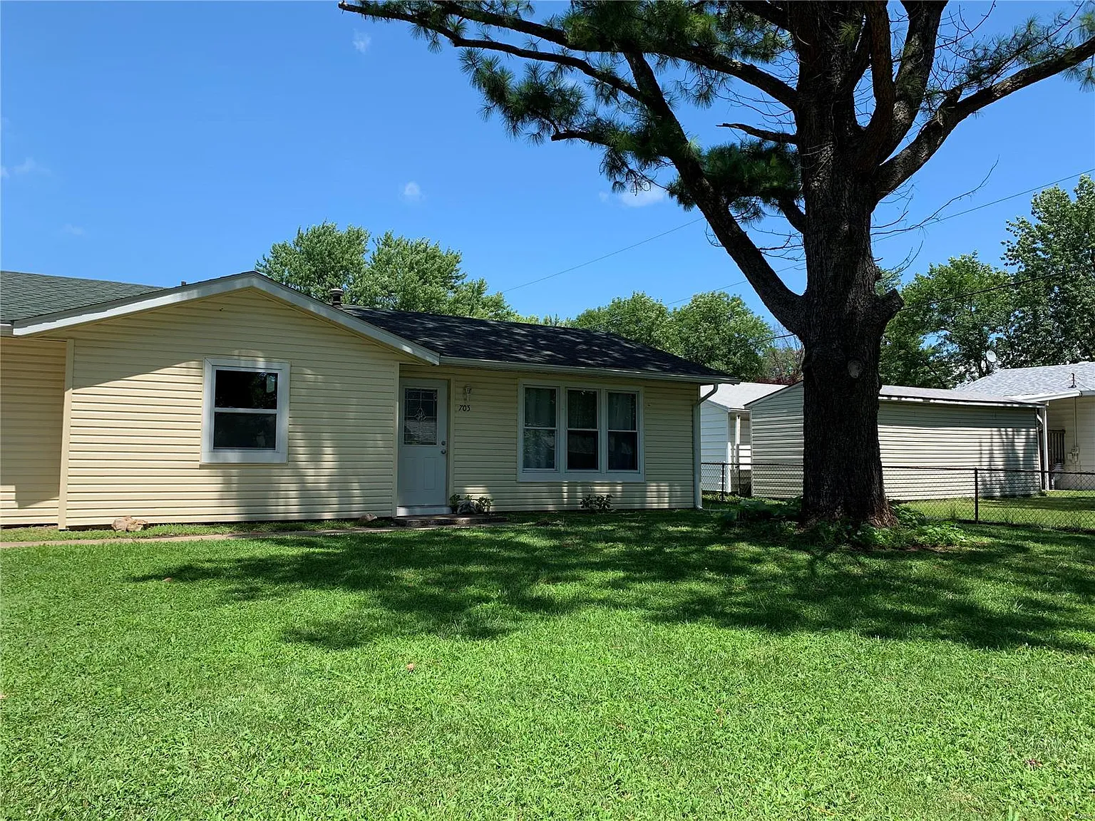 705 Oakridge Dr photo 1
