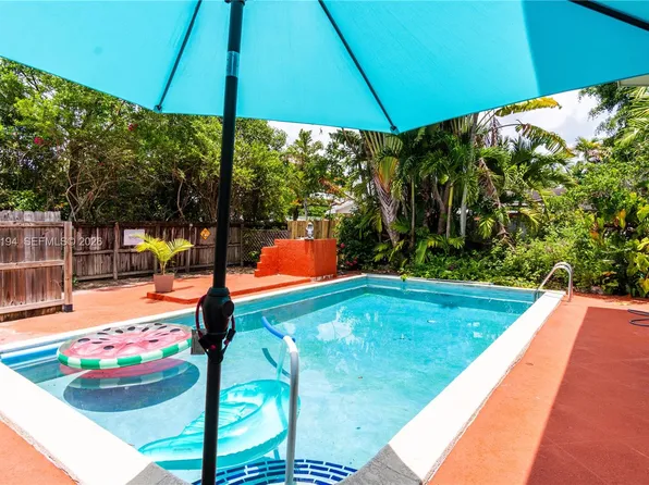 9920 Pan American Dr, Cutler Bay, FL 33189
