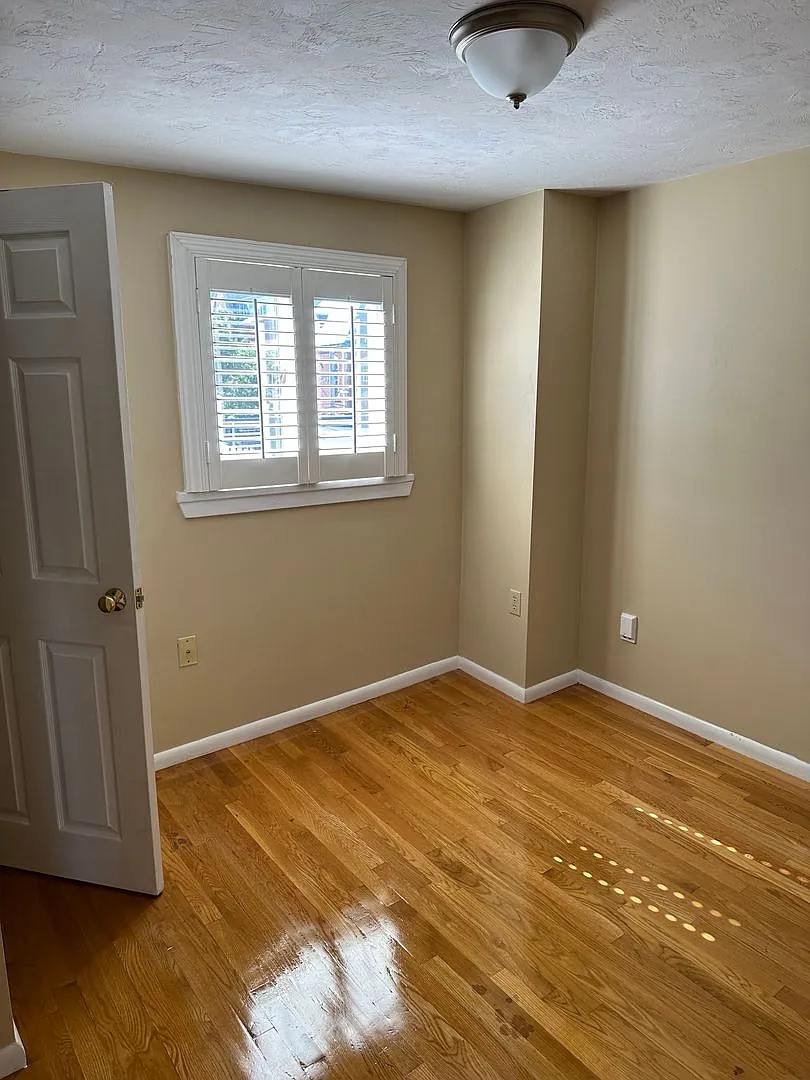 Nicely renovated pet friendly 2 bed in South Boston! — Photo 3