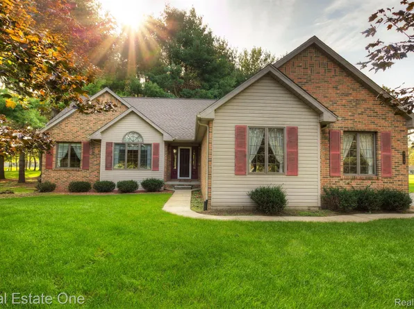 9154 Santiago Ct, Pinckney, MI 48169
