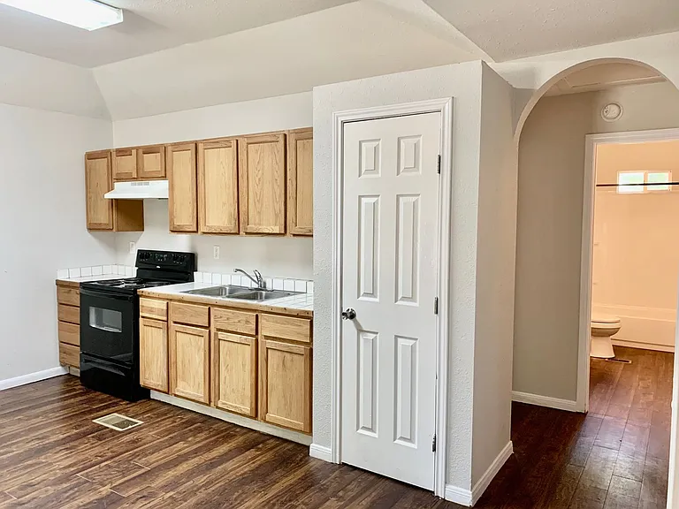1628 Gordon St — Photo 1