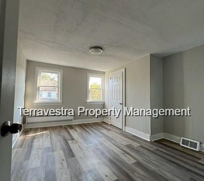 1st image of 122 E Mulberry St #2