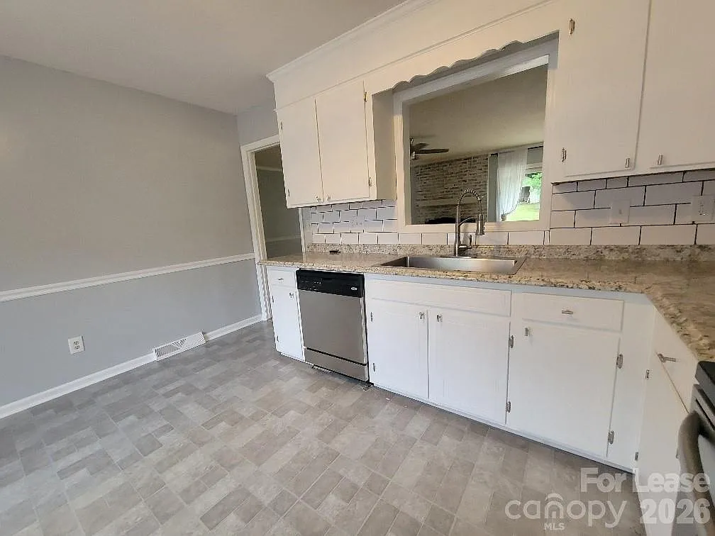 3 bed, 2.0 bath, 1323 sqft, $2,025 — Photo 3