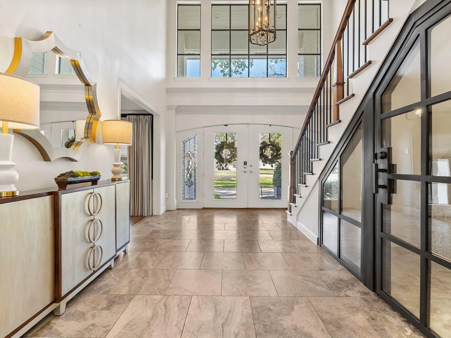 6 bed, 4.5 bath, 6042 sqft, $10,500 — Photo 3