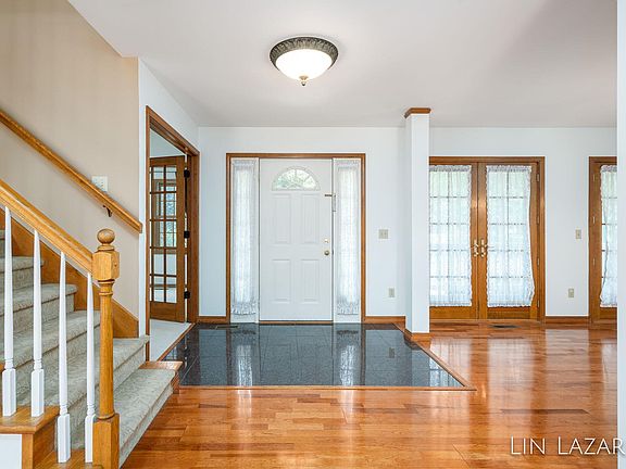 3rd image of 5075 Queen Victoria Ln