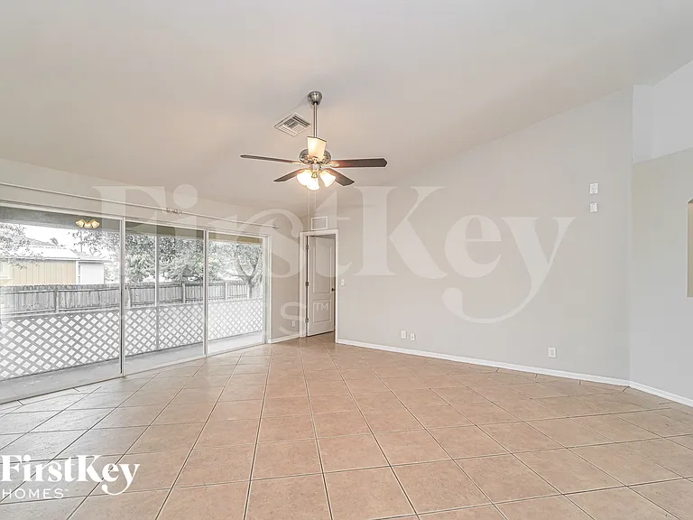 2731 SW 2nd Ln — Photo 3
