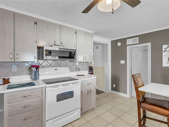 3rd image of 207 S 2nd St