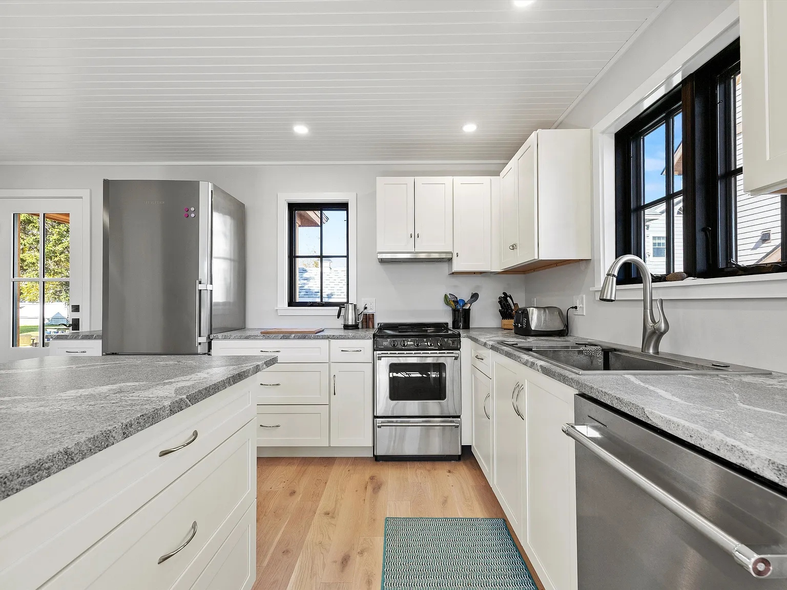 2 bed, 1.5 bath, $3,000 — Photo 3