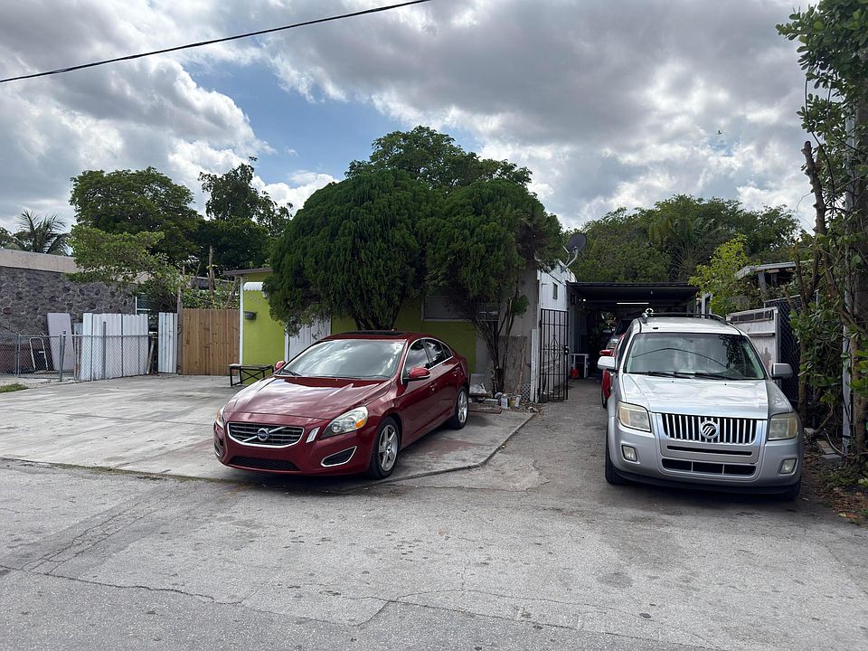 2nd image of 1320 SW 131st Place