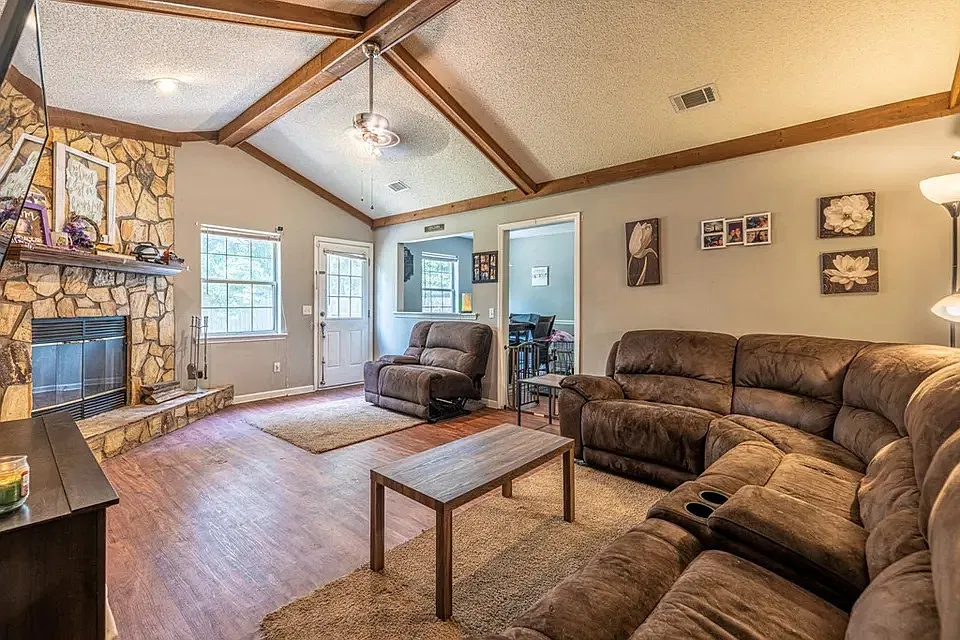 3 bed, 1896 sqft, $1,895 — Photo 2
