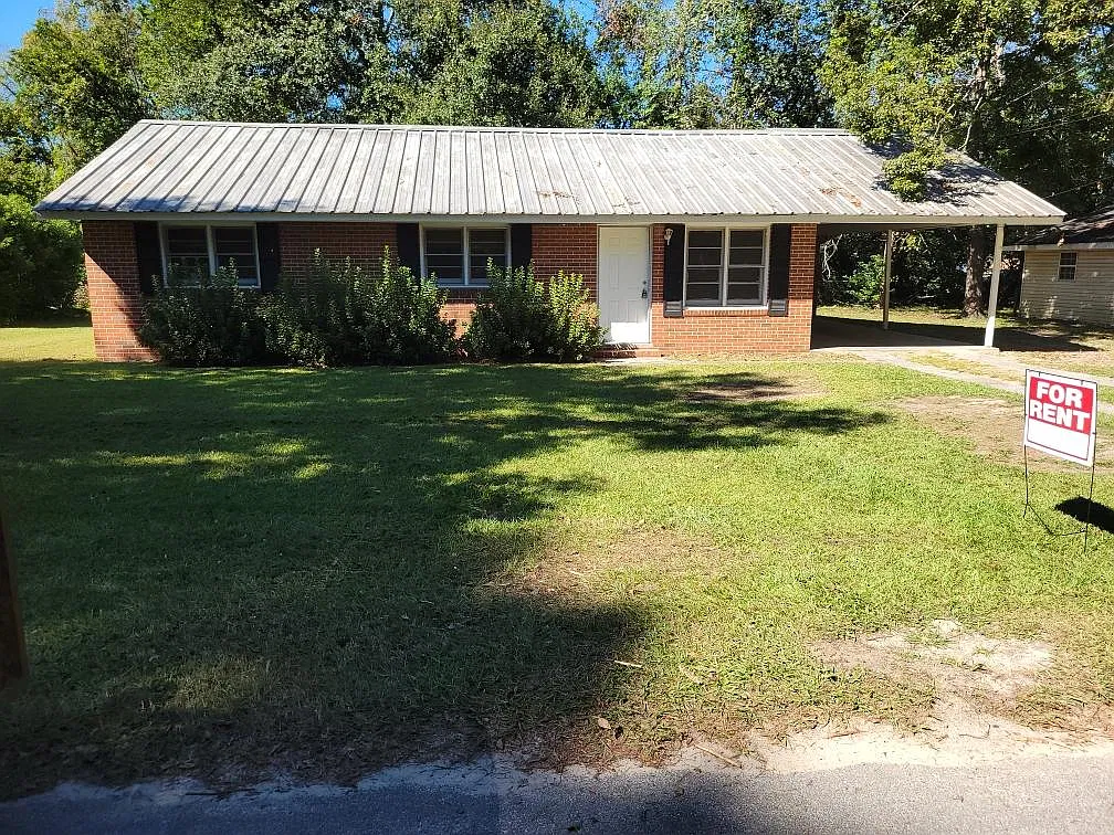 3 bed, 1040 sqft, $950 — Photo 1