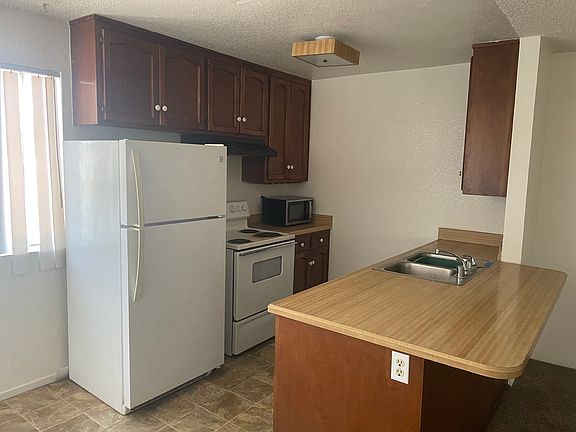 Kitchen: Stove, Refrigerator, Dishwasher Garbage Disposal