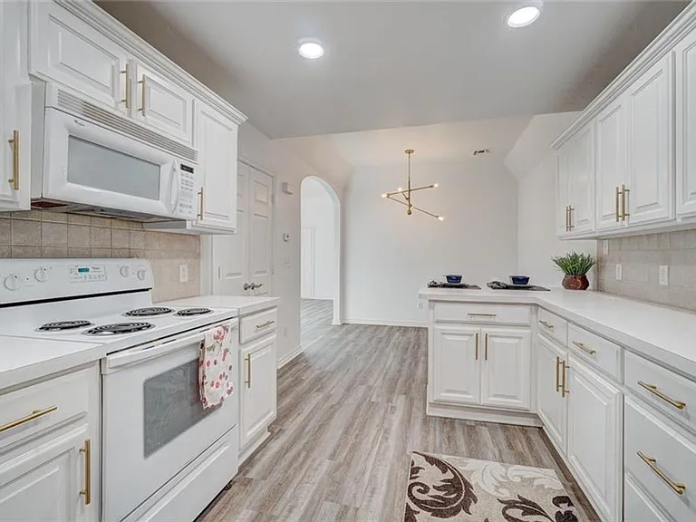 300 Glen Dr — Photo 21