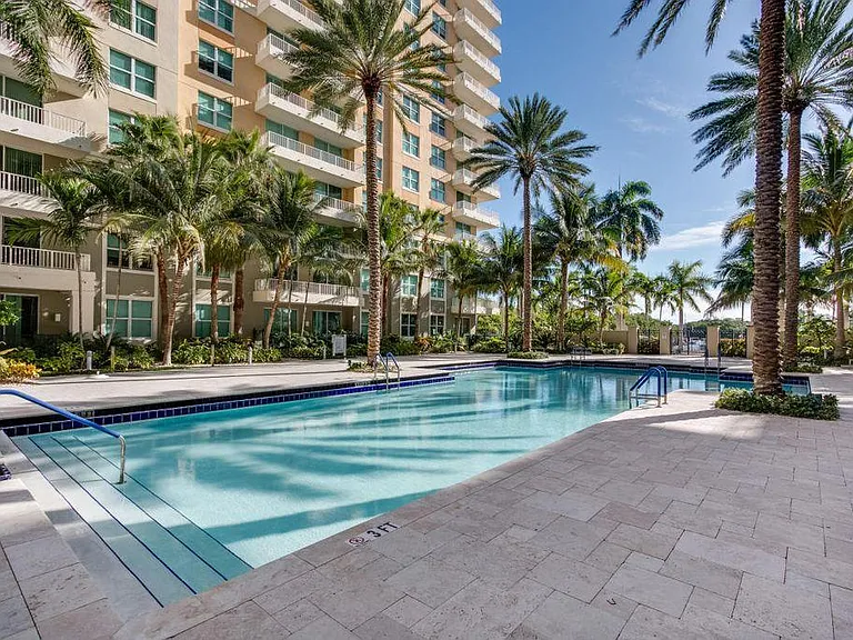 700 E Boynton Beach Blvd — Photo 2
