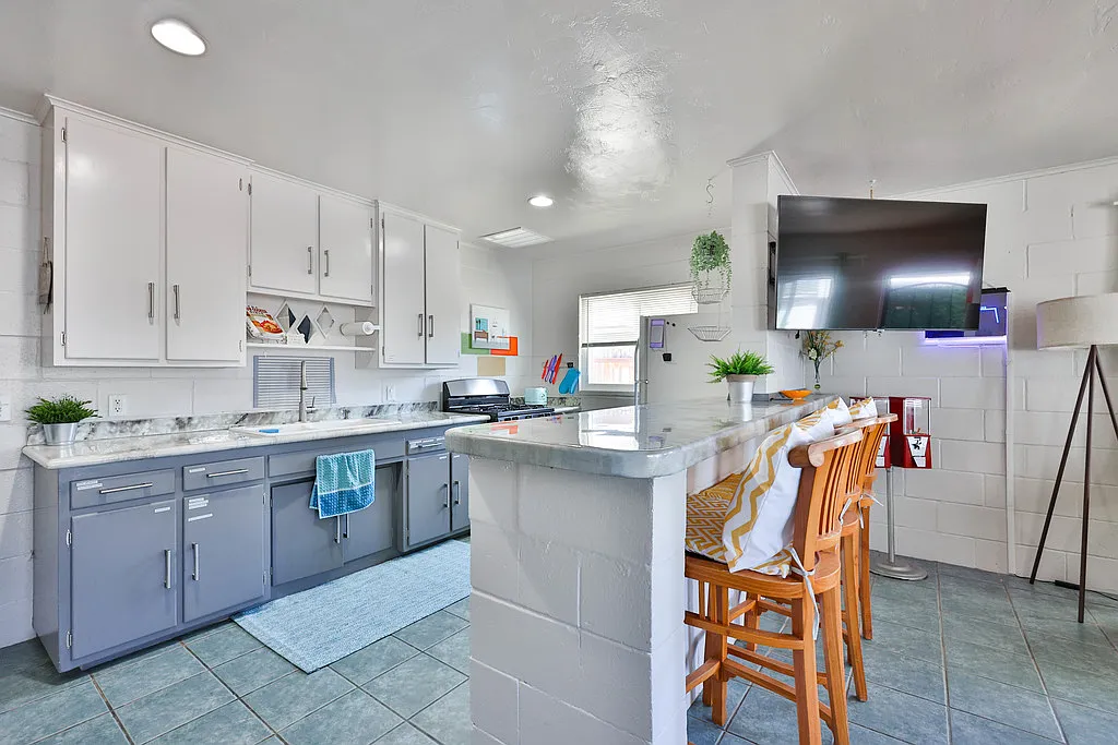 2 bed, 1.0 bath, $5,100 — Photo 4