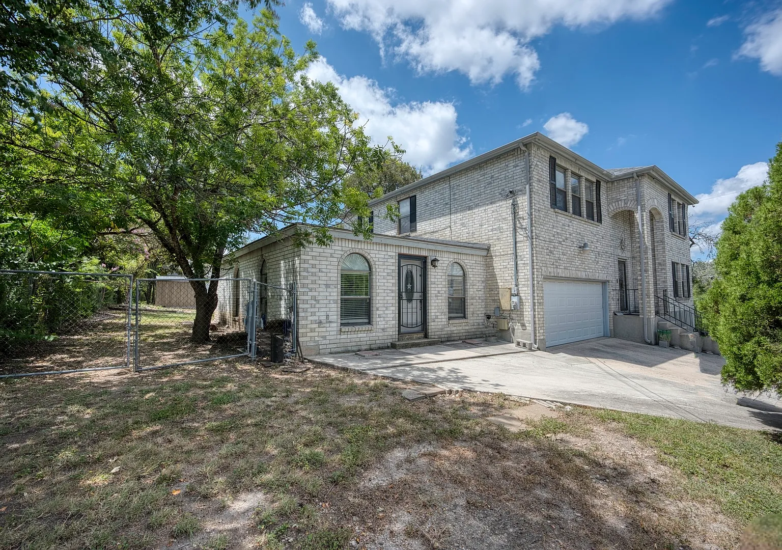 Elegant 4-Bedroom Home with Island Kitchen, Fireplace, and Fenced Yard in San Antonio — Photo 3