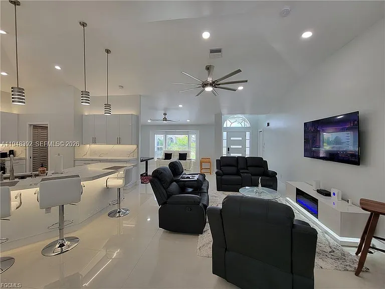 237 SW 47th St — Photo 5