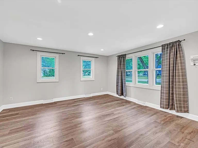 37721 Grantland St — Photo 12