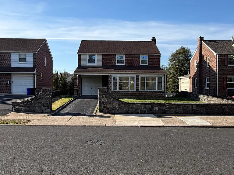 1711 Robinson Ave — Photo 1