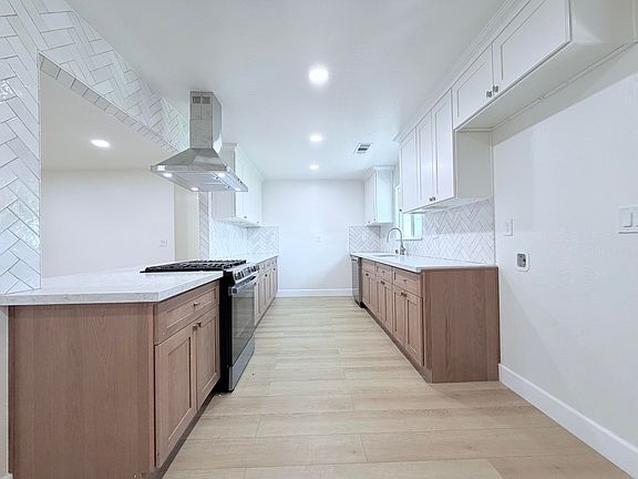 5th image of 576 Oleander Avenue