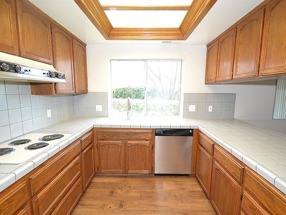 5th image of 1117 E Portland Ave