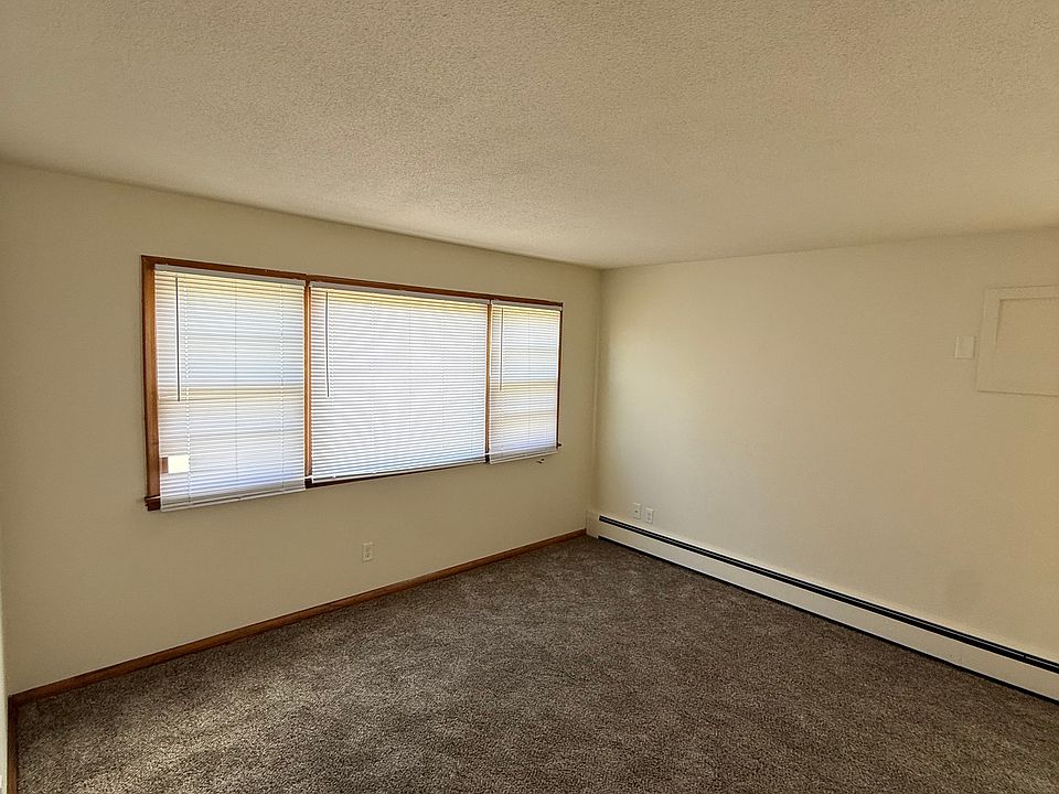 1st image of 910 Lynde Dr NE APT 101