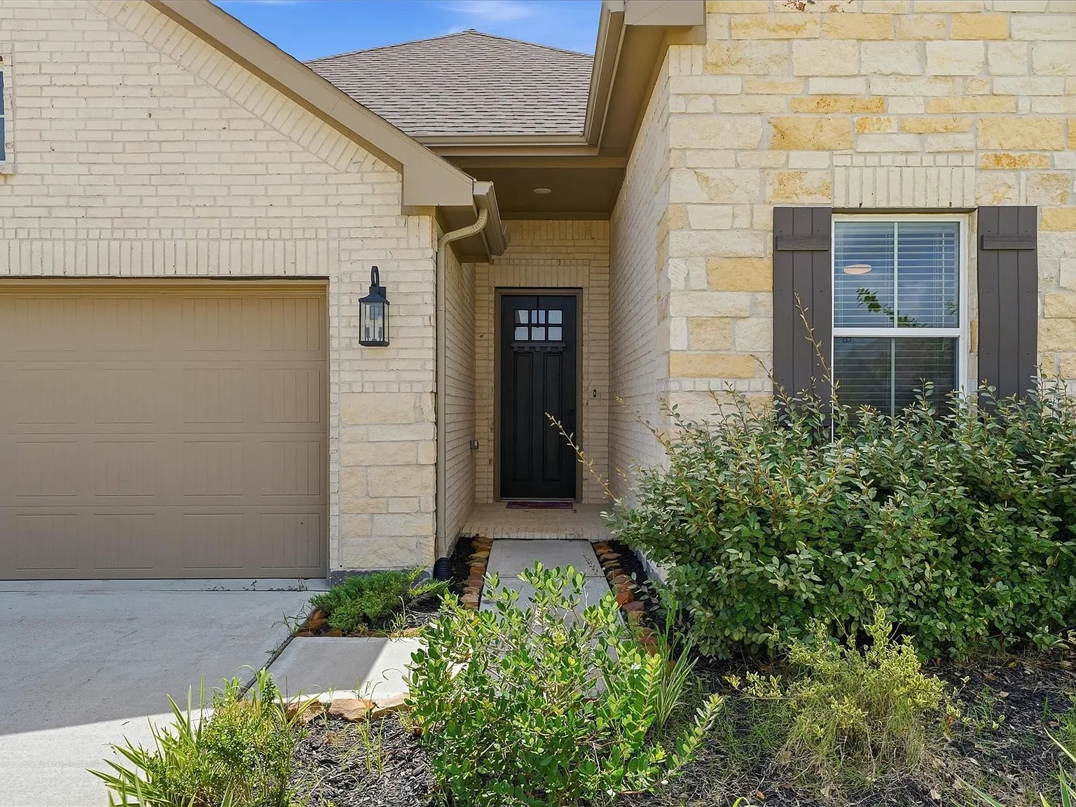 4 bed, 3.0 bath, 2108 sqft, $3,200 — Photo 3