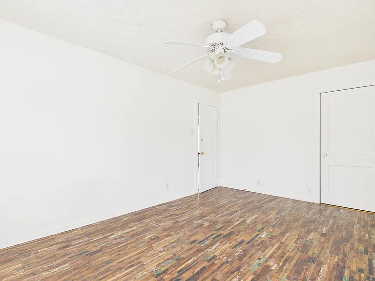 138 Watson St — Photo 9