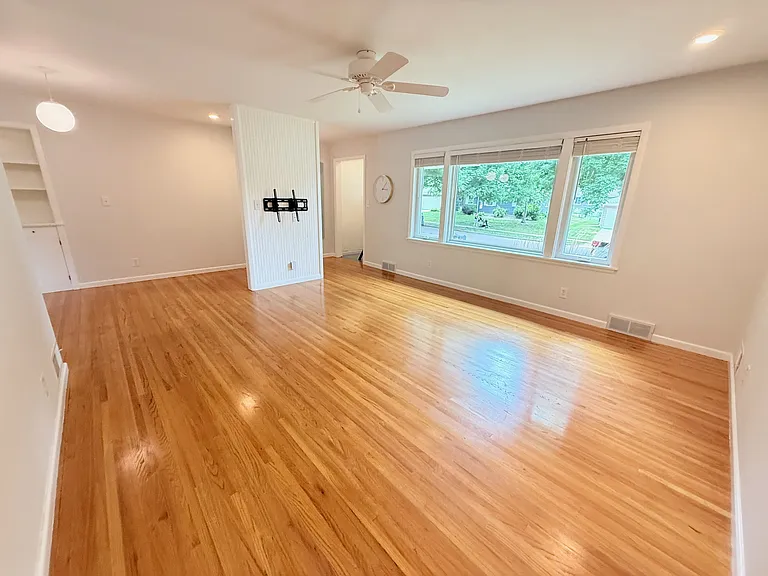 2704 W 28th St — Photo 5