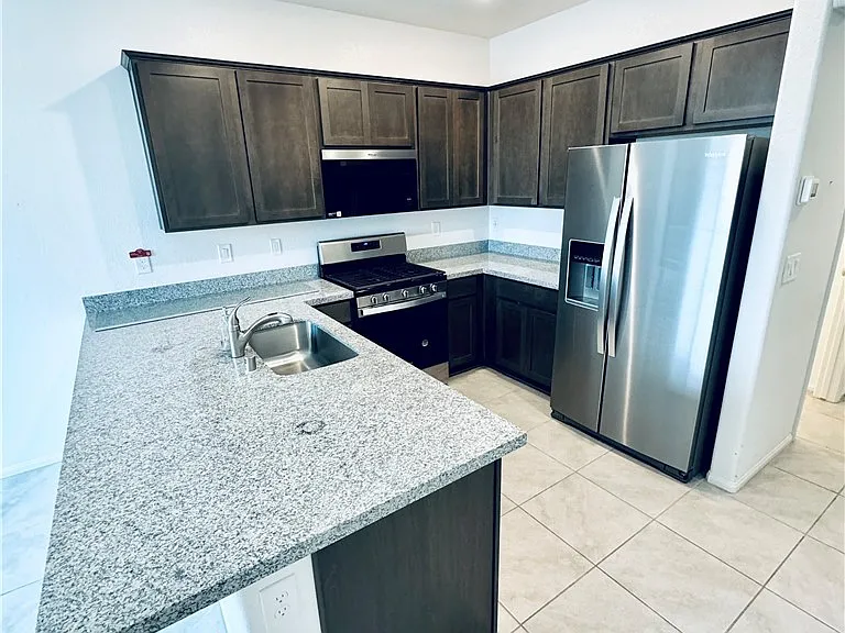 850 Bronzite St — Photo 23