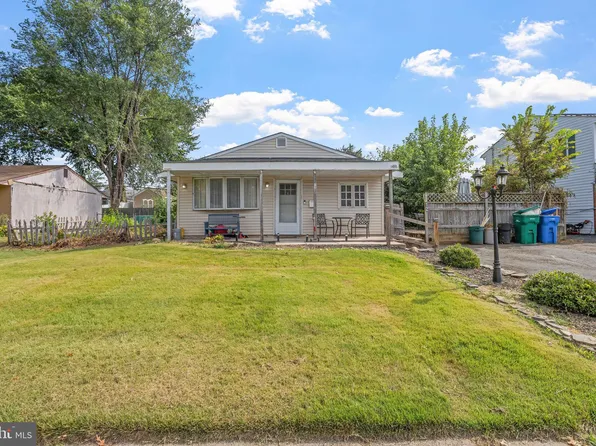 12 Marigold Cir, Levittown, PA 19054