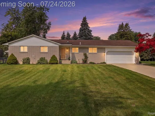 38475 Manchester St, Clinton Township, MI 48036