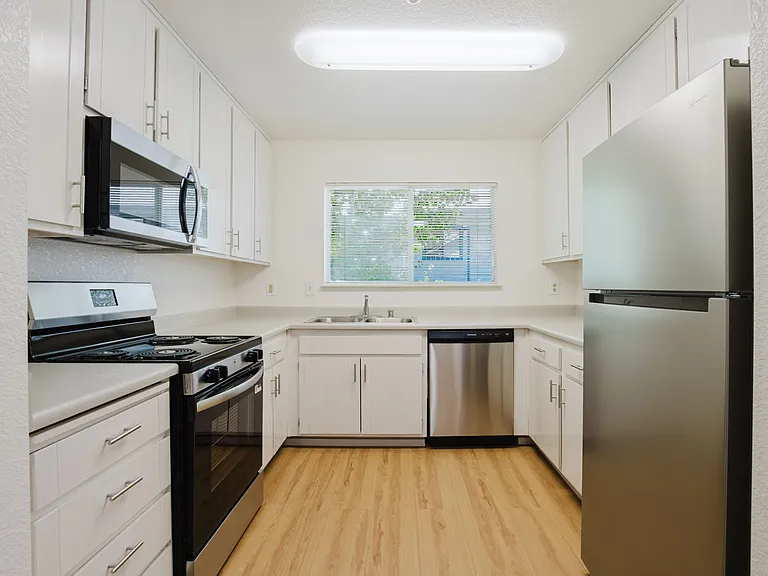 Parkwood Court Apartments — Photo 32