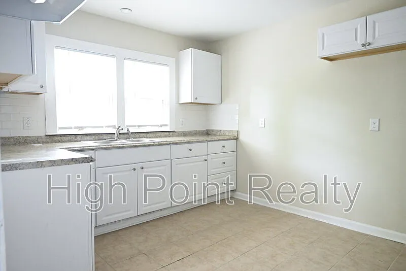 3 bed, 2.0 bath, 1120 sqft, $1,300 — Photo 4