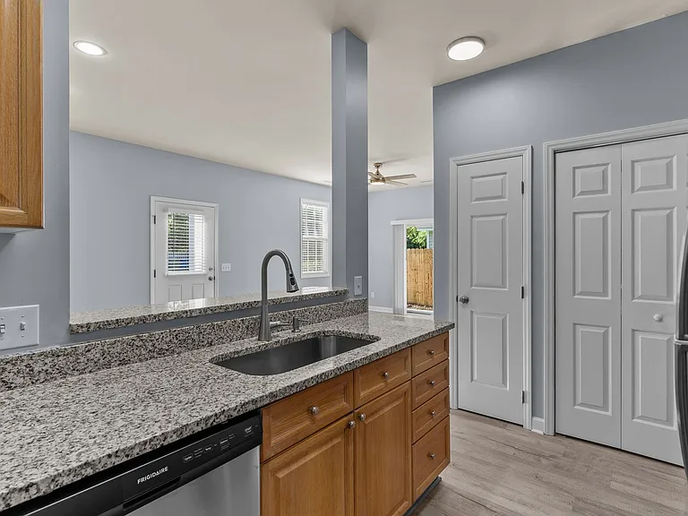117 Avondale Ave — Photo 11