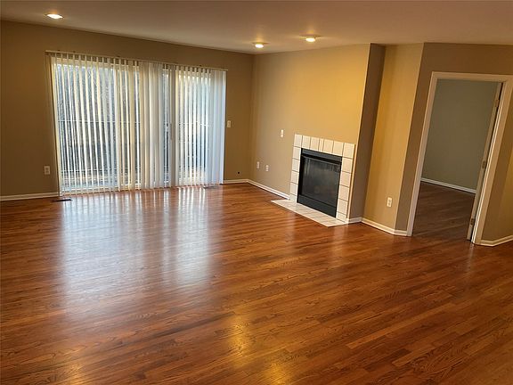 3rd image of 924 Sandalwood Dr