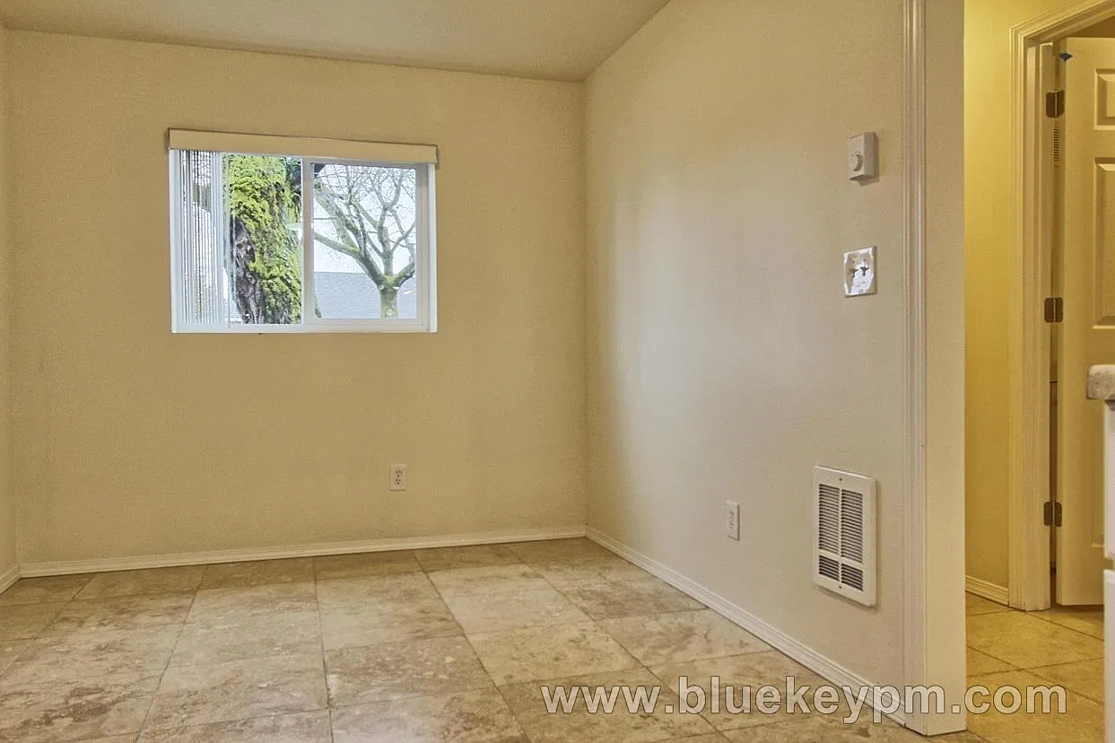 3 Bed, 1.5 Bath Townhouse in Vancouver — Photo 4