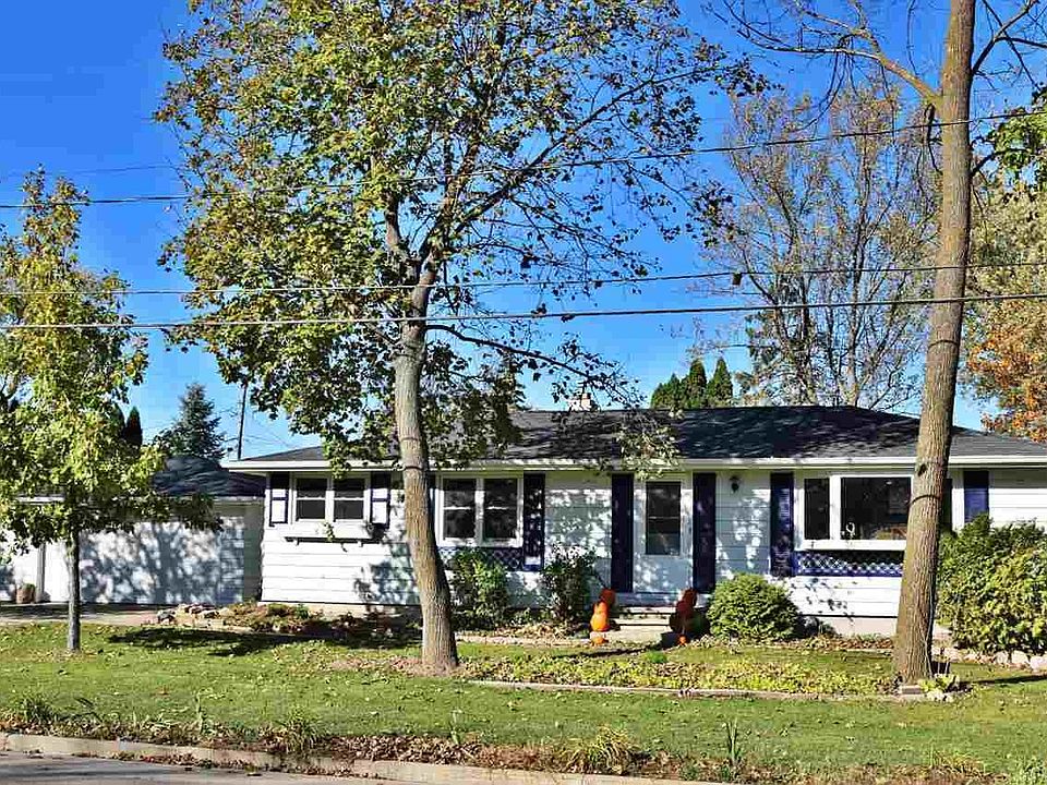Charming and Inviting Front Yard