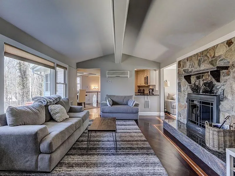 Blenheim Ln, Centerport — Photo 3