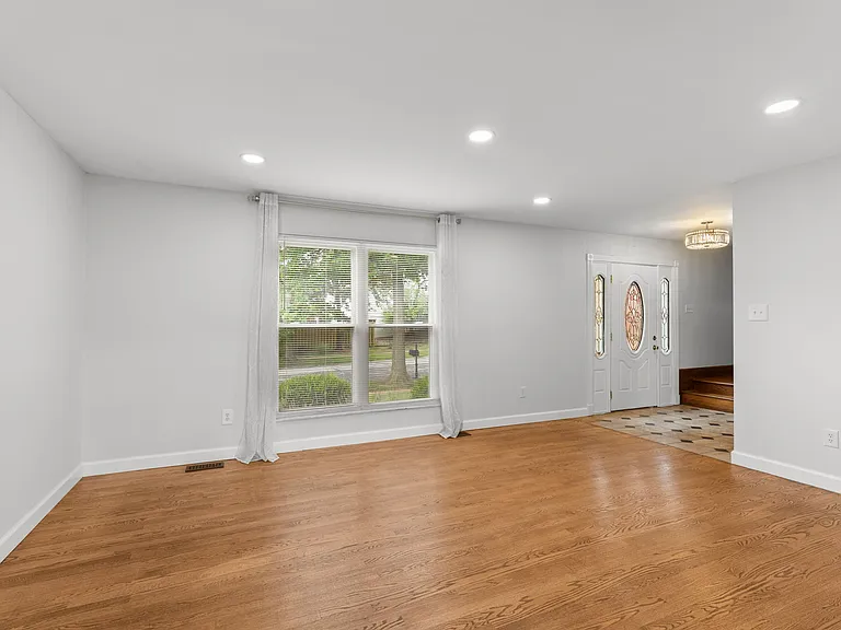 701 Oak Run Ln — Photo 5