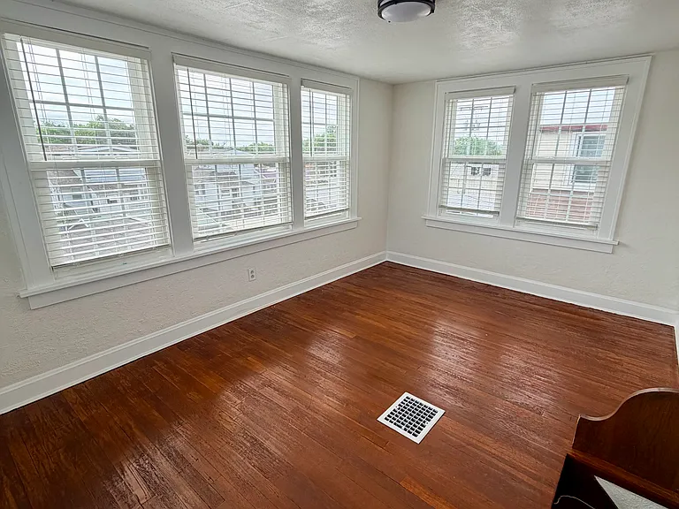 517 Lawn Ave — Photo 10